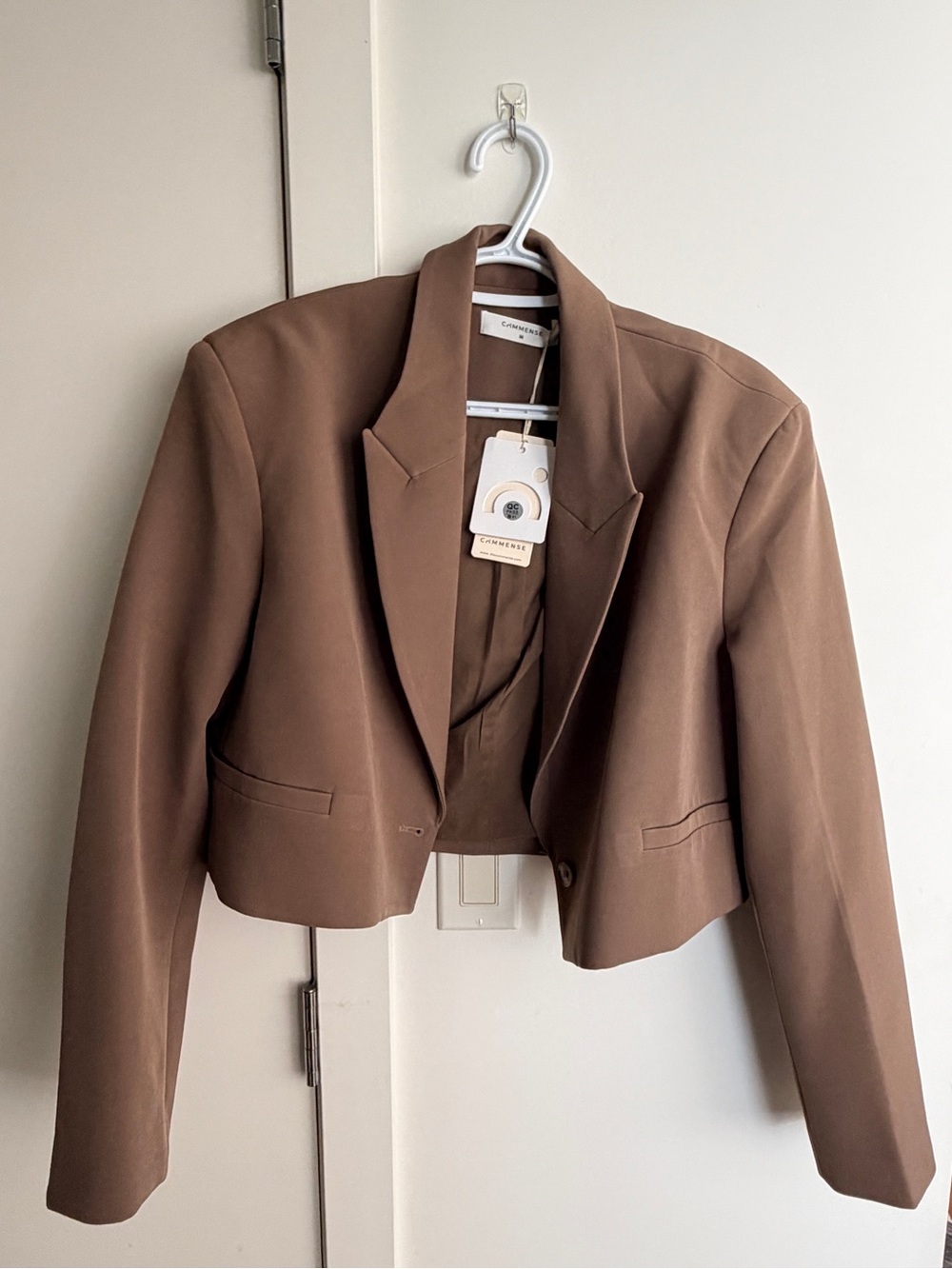 Structured cropped blazer jacket in taupe - medium